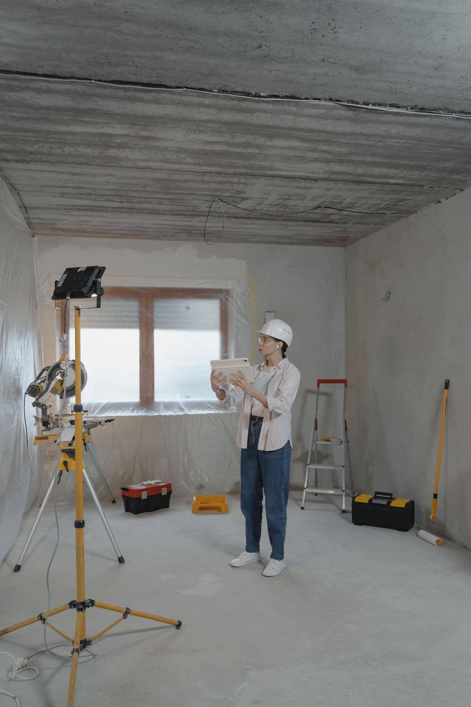 Professionnelle du bâtiment consultant une tablette pendant une rénovation